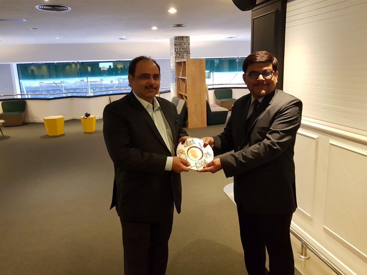 Suspa Marketing Engineers leadership receiving a commemorative award